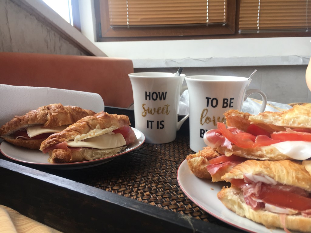 Кроасани с прошуто и домати за&nbsp;закуска