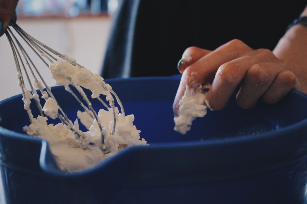 Чийзкейк с бял шоколад, маскарпоне и&nbsp;боровинки